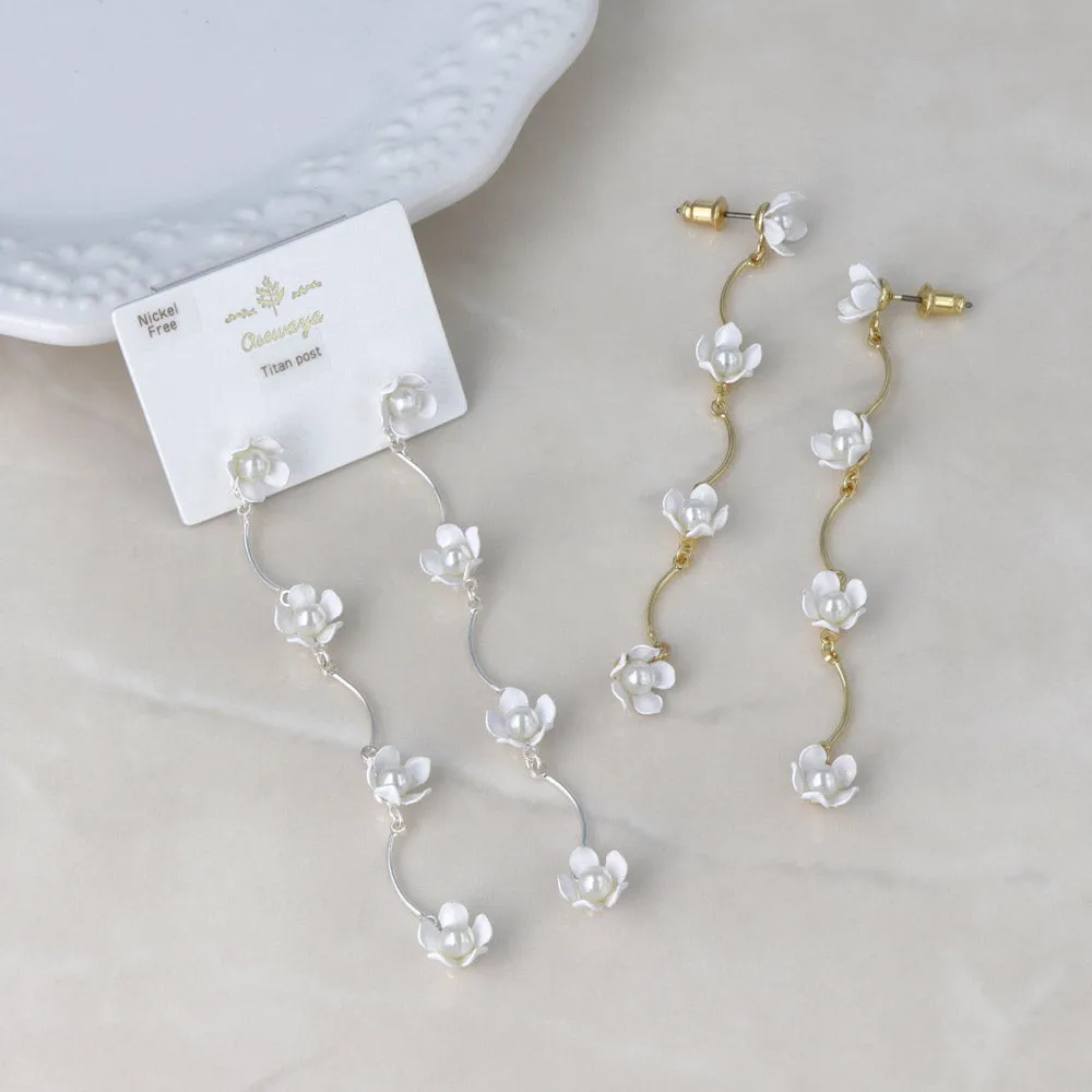 White Flower Wavy Linear Earrings